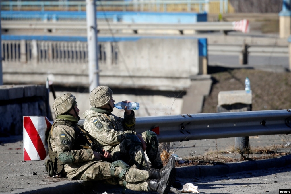 Ushtarët ukrainas pushojnë pasi kanë luftuar gjatë gjithë natës me forcat ruse në Kiev të Ukrainës. 
