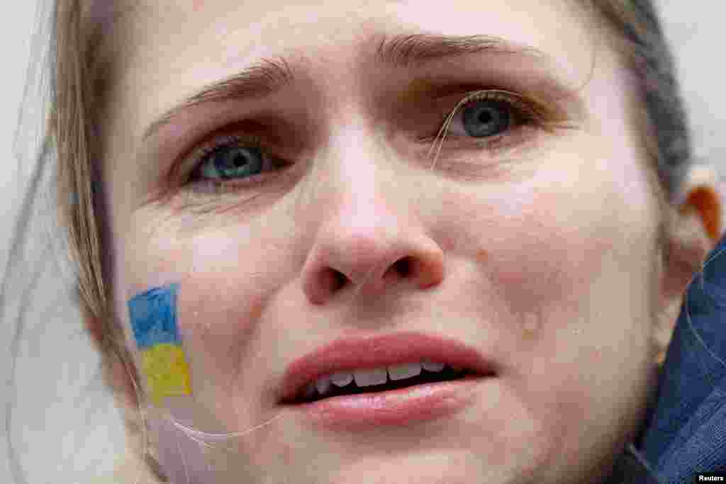 Жанчына плача падчас акцыі ў падтрымку Ўкраіны ў Лёндане. 24 лютага