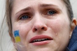 Mnogima su porodice u Ukrajin, dok su i oni koji nisu Ukrajinci potreseni dešavanjima. Na fotografiji žena na protestu u Londonu 24. februara 2022.