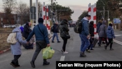Izbeglice prelaze ukrajinsko-rumunsku granicu, 24. februar 2022. 