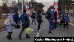 Până duminică, la ora 16, un număr de 56.371 de cetăţeni ucranieni au intrat prin punctele de trecere a frontierei în România. Dintre aceștia 28.174 de persoane au plecat în alte țări.