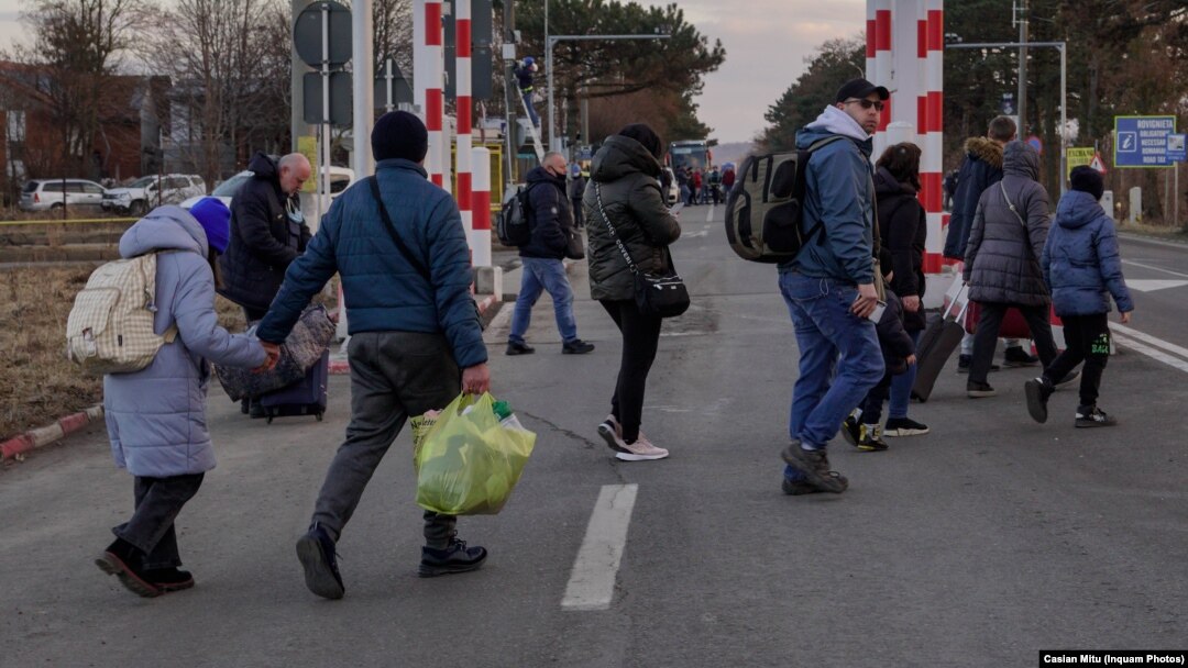 Imagini de la Vama Siret prin care cetățenii din Ucraina încearcă să ajungă în România după războiul declanșat de Rusia. Imagini generice cu oameni aflați la punctul de trecere al frontierei. 