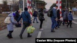 Imagini de la Vama Siret prin care cetățenii din Ucraina încearcă să ajungă în România după războiul declanșat de Rusia. Imagini generice cu oameni aflați la punctul de trecere al frontierei. 