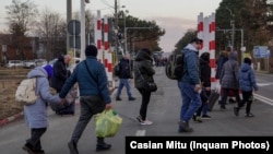 Izbeglice prelaze ukrajinsko-rumunsku granicu, 24. februar 2022. 