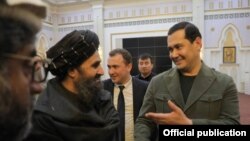 Өзбекстан вице-премьері Сардар Өмірзақов (оң жақта) "Талибан" өкілі Абдул Ғани Барадармен сөйлесіп тұр. Кабул, 23 ақпан 2022 жыл.