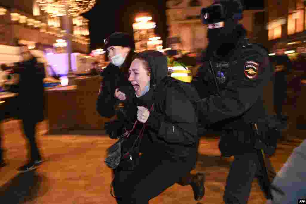 Policajci privode demonstranta tokom protesta protiv ruske invazije Ukrajine, Moskva, 24. februara 2022.