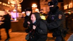 Полицаи задържат антивоенна демонстратка в Москва