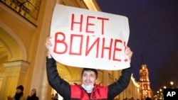 Demonstrant drži znak letak s natpisom 'Ne ratu' na protestu u Sankt Peterburgu protiv moskovske invazije na Ukrajinu 24. februara.