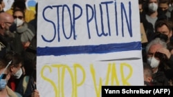 Плакат против объявленной Владимиром Путиным войны с Украиной на акции протеста. Иллюстративное фото