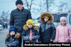 Andrei Dăscălescu a întâlnit și o familie despărțită. Tatăl a rămas cu patru copii, în timp ce mama si bebelușul fără acte au trebuit trimiși către un centru pentru imigrări.