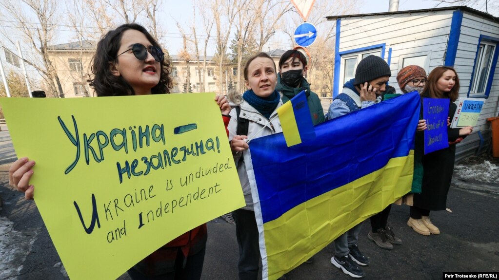 «Руки прочь от Украины!» Акция протеста у Генконсульства России в Алматы