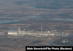O vedere aeriană a Centralei Nucleare de la Cernobîl, cu noua structură din oțel ce acoperă sarcofagul inițial ridicat deasupra reactorului 4.