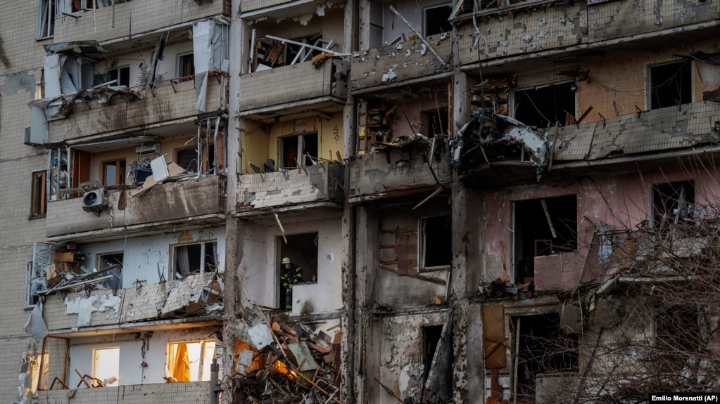 ساختمانی مسکونی در کی‌یف که هدف حملات موشکی روسیه قرار گرفت