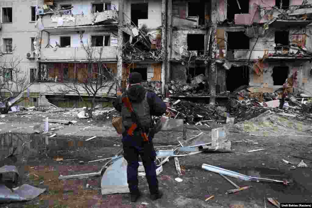 Оштетена станбена зграда во Киев по руската инвазија на Украина