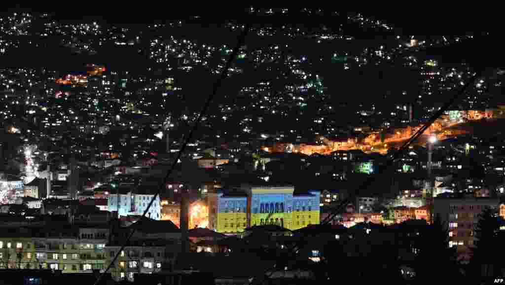 Градската куќа во Сараево во боите на Украина во знак на поддршка на украинскиот суверенитет и територијален интегритет и во знак на протест против воената инвазија врз Украина