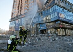 Pompierii intervin pentru a stinge un incendiu și a ajuta victimele după ce o rachetă a lovit un bloc de locuințe în Kiev. REUTERS/Gleb Garanich