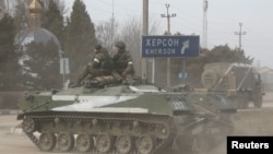 Российские военные в Крыму движутся в направлении Херсона, 24 февраля 2022 года