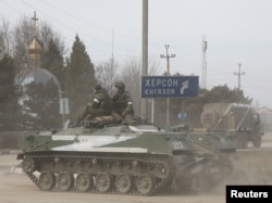 Колонна российский военной техники в Крыму вблизи города Армянск, 24 февраля 2022 года – первый день нападения РФ на Украину