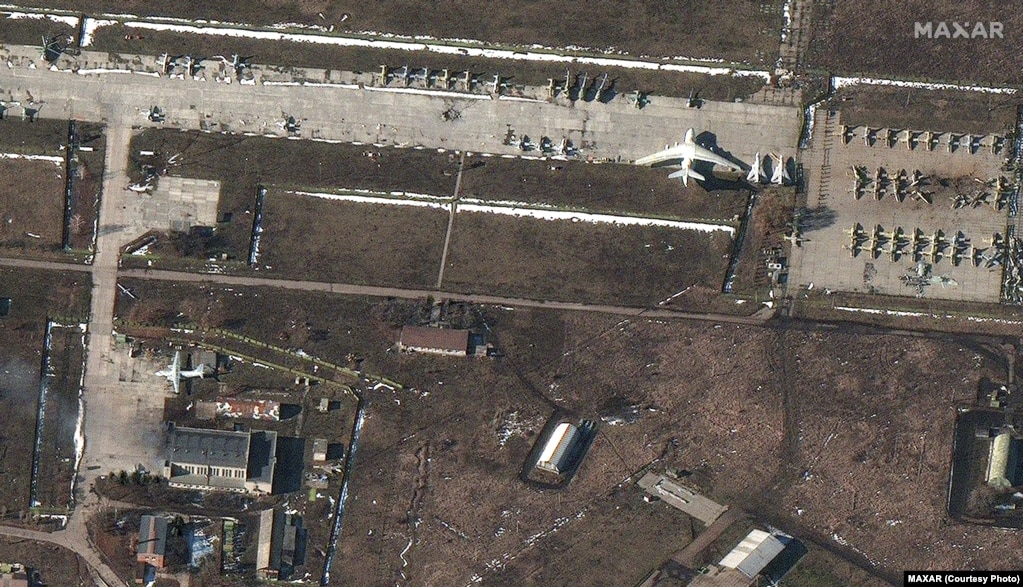 Një pamje më nga afër e dëmeve të shkaktuara në aeroportin në Çuhuiv.
