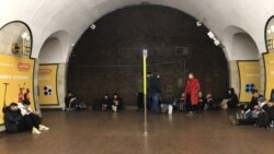 Građani u metrou koji je postao sklonište tokom ruskog granatiranja, Kijev, 25. februar 2022.