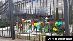 Кветкі на браме амбасады Ўкраіны ў Менску, 26 лютага 2022 году