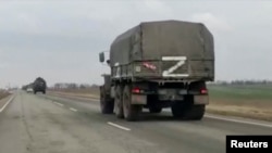Російська військова техніка рухається в окупованому Криму в напрямку материкової України, 24 лютого 2022 року