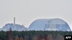 Снимка на атомната електроцентрала отдалеч. 