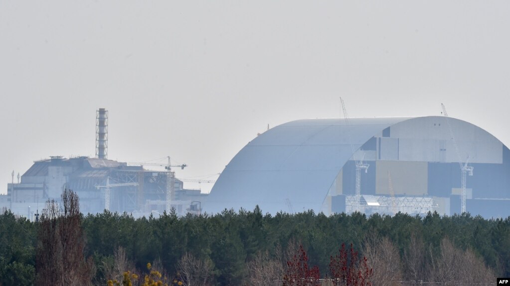 Четвърти блок на ядрената централа в Чернобил и саркофагът, под който се намира взривилият се през 1986 г. реактор.