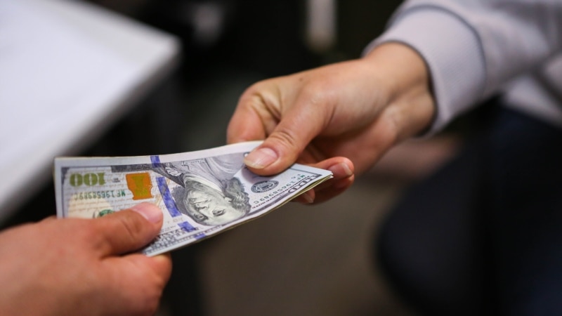 Бишкек долларды сыртка алып чыгууга чектөө киргизди