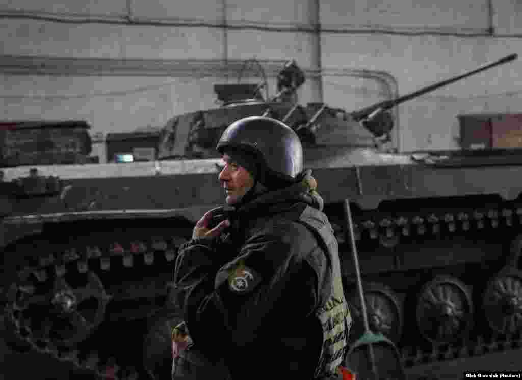 Az itt szolgáló ukrán katonák elmondták a Szabad Európának: azóta, hogy Oroszország függetlenként ismerte el a szakadár régiókat, attól félnek, hogy Oroszország valóban beveti a csapatait itt, mert a szeparatisták azzal vádolják őket, hogy lövik a területeiket
