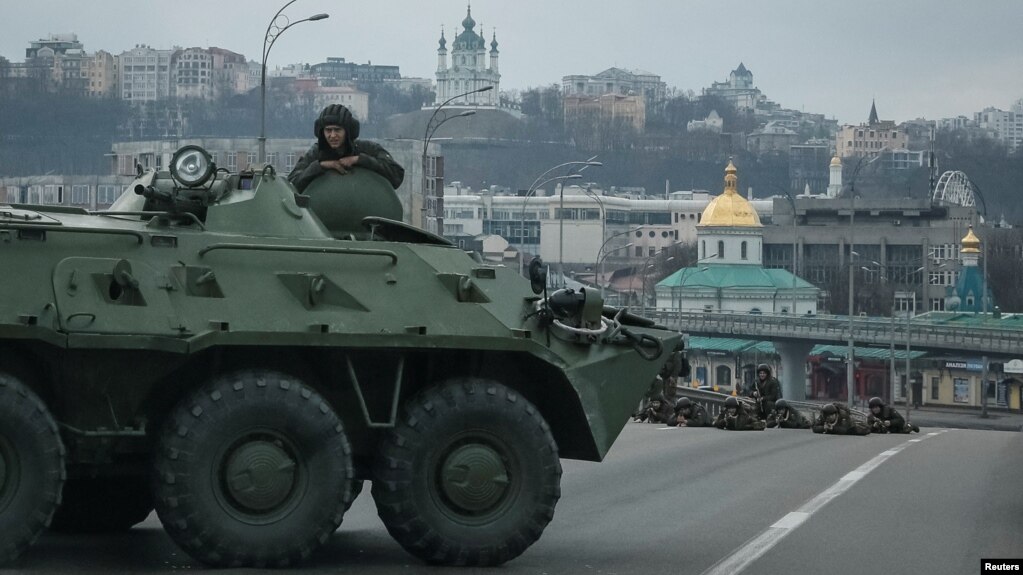 Az ukrán nemzeti gárda katonái Kijev központjában, 2022. február 25-én