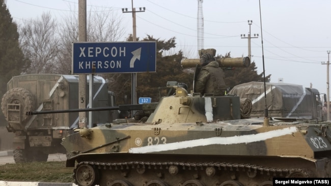 Військова техніка на одній з вулиць Армянська в окупованому Криму, 24 лютого 2022 року