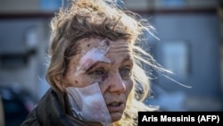 O femeie din orașul ucrainean Chuguiv a fost rănită pe 24 februarie 2022, în urma bombardamentelor rusești.