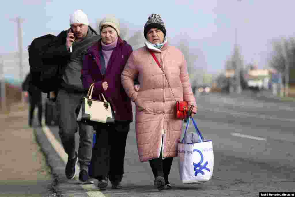 Emberek menekülnek Ukrajnából a beregsurányi határátkelőn február 24-én