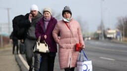 Много украинци напускат домовете си.