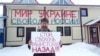 Aktivisti Dmitry Skurikhin protestoi i vetëm (që lejohet sipas ligjeve në Rusi) me një pano kundër luftës me Ukrainën në Shën Petersburg më 24 shkurt. Në tabelën e tij shkruhet: Ndalo, bastard fashist, kthehu. Mbishkrimi prapa thotë: Paqe Ukrainës, Liri Rusisë.