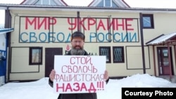 Activist Dmitry Skurikhin staged a single-person picket against the war with Ukraine in St. Petersburg on February 24. His sign reads: Stop, Fascist Bastard, Go Back. The sign in the back says: Peace To Ukraine, Freedom To Russia.
