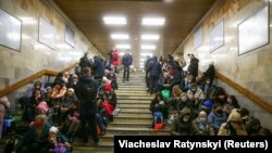 Люди укрываются от налёта в метро Киева