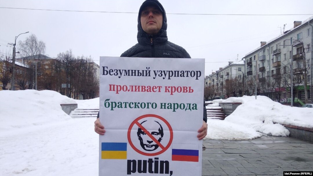 Дмитрий Звонарев во время акции в Кирове. 25 февраля 2022 года. Архивное фото
