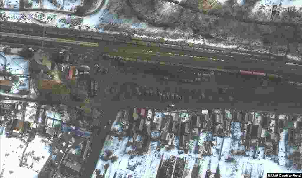 Бронетранспорт на железнодорожной станции в Веселой Лопани, что юго-западнее Белгорода, 21 февраля 2022 года.&nbsp;Satellite image &copy;2022 Maxar Technologies