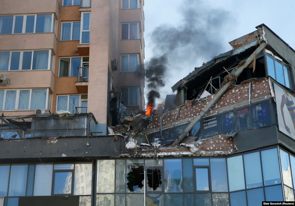 Zjarr e tym shihet duke dalë nga një ndërtesë në Kiev të Ukrainës më 26 shkurt. 