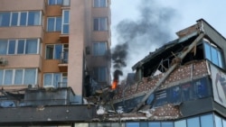 Stambena zgrada oštećena nedavnim granatiranjem u Kijevu, Ukrajina, 26. februara 2022.