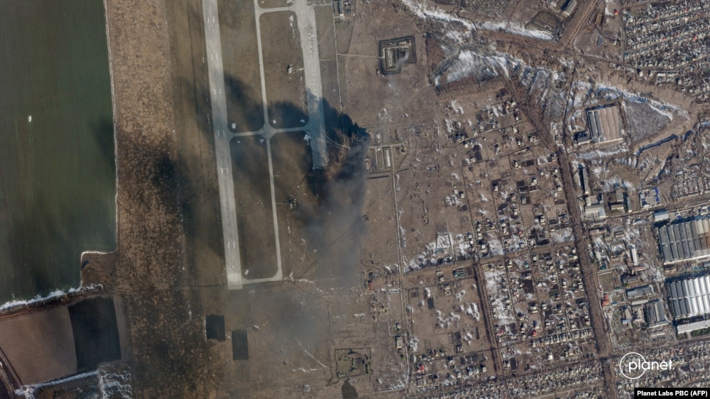 Një foto satelitore e publikuar nga Planet Labs PBC tregon tymin që ngrihet pas shpërthimit në aeroportin në Çuhuiv.