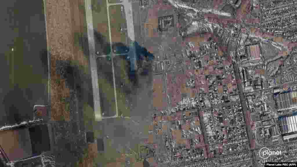 6. На супутниковій фотографії, опублікованій Planet Labs PBC, видно, як після вибуху на аеродромі під Чугуєвим піднімається дим &nbsp;