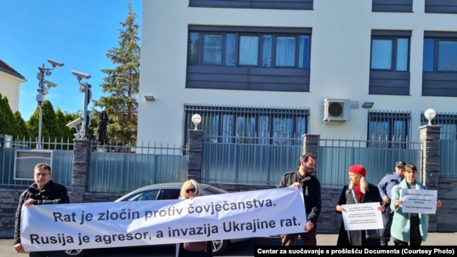 Tüntetők a zágrábi orosz nagykövetség előtt 2022. február 24-én, Oroszország ukrajnai inváziójának kezdete után