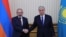 Қазақстан президенті Қасым-Жомарт Тоқаев (оң жақта) пен Армения премьер-министрі Никол Пашинян (архивтегі фото)