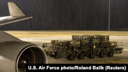 Два літаки США доправили в Україну боєприпаси та заряди для гранатометів
