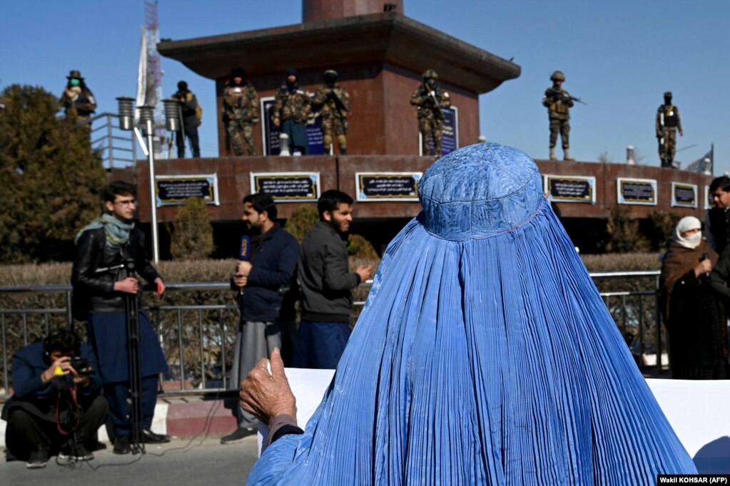 Disa gra afgane duke marrë pjesë në një tubim të aprovuar nga talibanët, në mbështetje të regjimit, para ambasadës së braktisur të Shteteve të Bashkuara të Amerikës në Kabul, Afganistan, më 26 janar. Gratë kërkuan nga shtetet perëndimore të zhbllokojnë asetet afgane jashtë vendit, teksa kriza humanitare në vend po thellohet.
