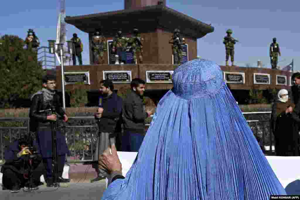 Un grup de femei afgane participă la un protest aprobat de regimul taliban în fața Amabasadei SUA abadonate din Kabul, 26 ianuarie 2022. Femeile au cerut Occidentului să deblocheze acțiunile financiare ale noului Emirat Islamic al Afganistanului aflate în străinătate, pe fondul crizei umanitare tot mai adâncite din țară. &nbsp;