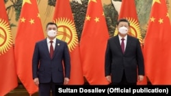 Қырғызстан президенті Садыр Жаппаров пен Қытай президенті Си Цзиньпин.